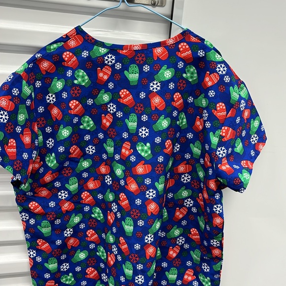 NWT Cassandra O Winter Themed Work Shirt SS Scrub Top Mittens Snowflakes M - Picture 2 of 14